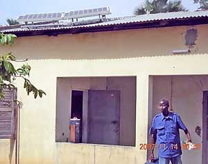病院の屋根の上に設置された太陽光発電システム