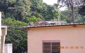 学校の屋根の上に設置された太陽光発電システム