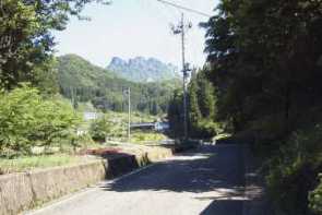 妙義山への道