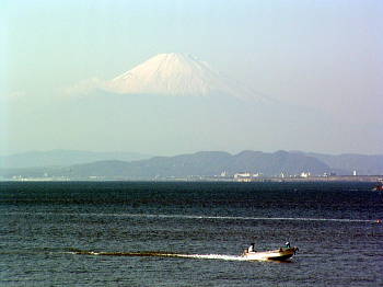 江の島弁天橋から富士を望む
