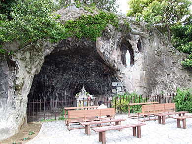 ルルドの洞窟
