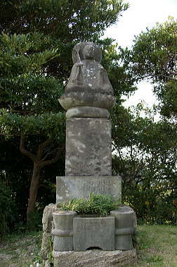 右側の石碑