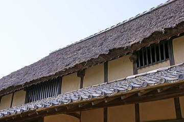屋根の下の小窓