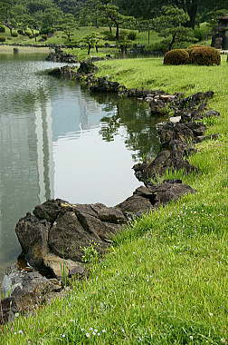 池の畔の溶岩