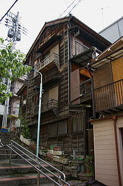階段を上って菊坂通りを進む