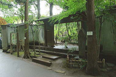 日本庭園の歌舞伎門