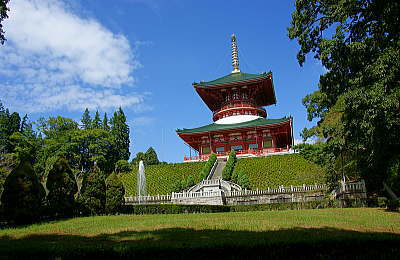 成田山公園から平和大塔を望む