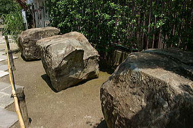 旧仁王門礎石