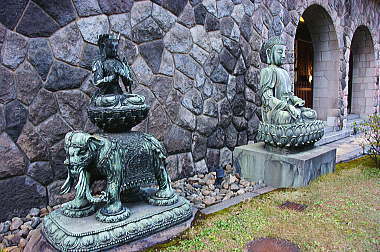 普賢菩薩騎象像（左）　薬師如来坐像（右）
