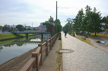 綾瀬川と遊歩道