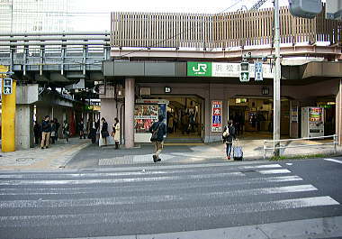 １３：５０　浜松町駅前