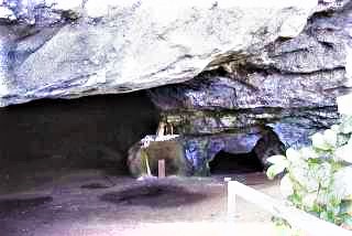 日蓮洞窟（平成13年11月撮影）